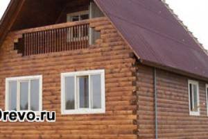 Деревянные дома из бруса с балконом на загородном участке